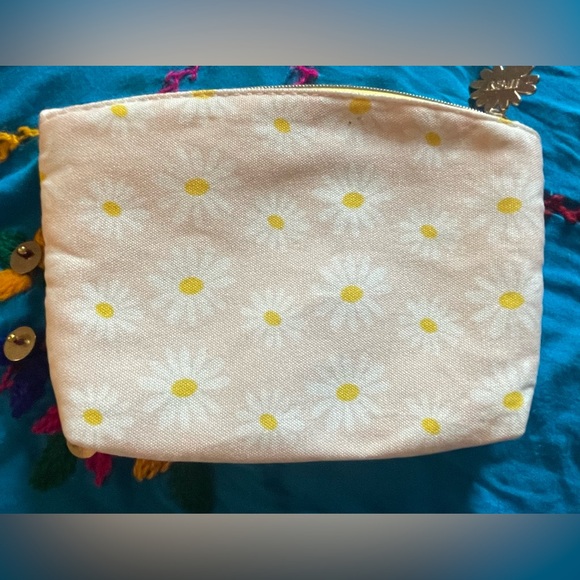 Cheerful yellow Daisy Ipsy cosmetic bag. Apx 5 x 7”. Excellent condition - Picture 3 of 5